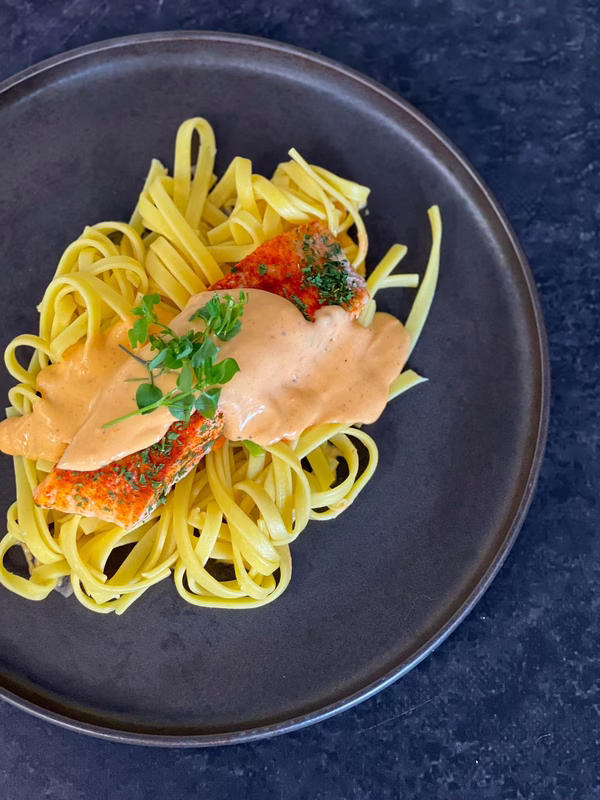 00063103 Zalm met saus van de chef en pasta (4)